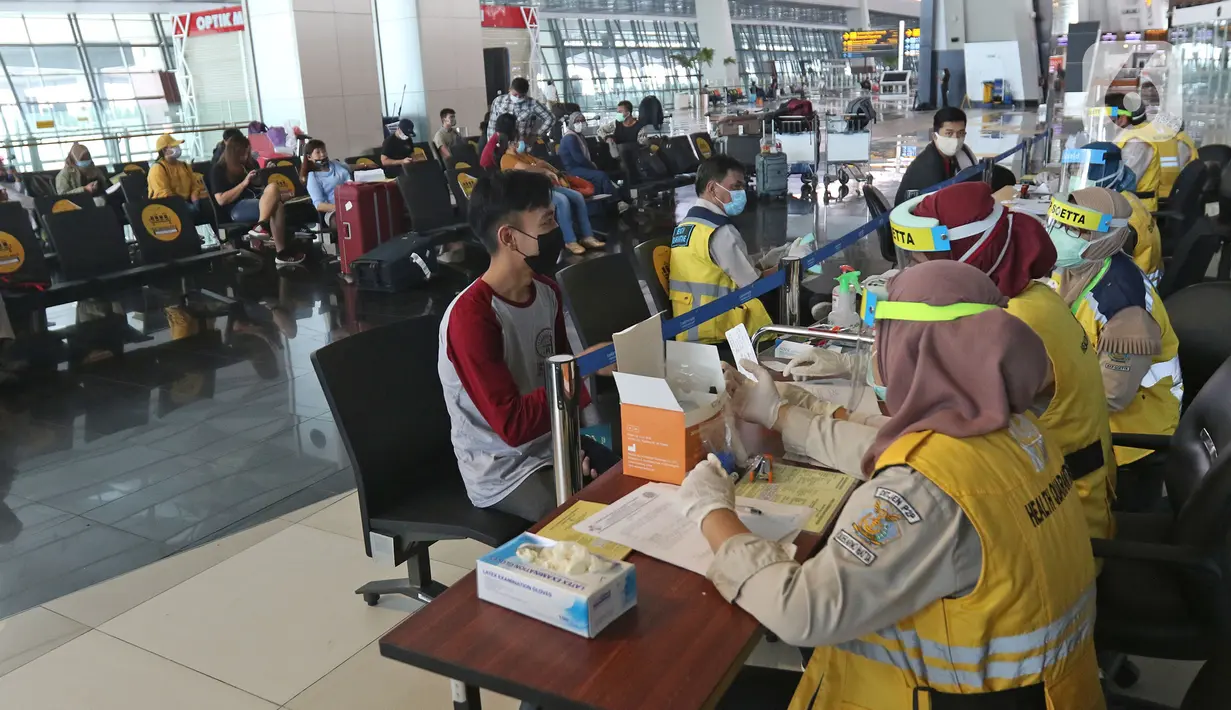 Petugas medis dari Kantor Kesehatan Pelabuhan (KKP) Kelas 1 Soekarno Hatta melakukan rapid test (tes cepat) COVID-19 calon penumpang sebelum melakukan penerbangan di Terminal 3 Bandara Soekarno Hatta, Tangerang, Banten, Kamis (7/5/2020). (Liputan6.com/Herman Zakharia)