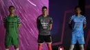 Dari kiri ke kanan: Dhika Bayangkara, Ramiro Fergonzi, dan Rizky Darmawan berpose mengenakan jersey baru Persita Tangerang yang akan dipakai untuk mengarungi BRI Liga 1 musim 2022/2023 dalam acara Launching Team and Jersey Persita Tangerang di The Springs Club, Gading Serpong, Tangerang, Banten pada Kamis (21/06/2022). (Bola.com/Bagaskara Lazuardi)