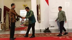 Presiden Jokowi menyambut kedatangan Menteri Pemuda dan Olahraga (Menpora) Imam Nahrawi dan pemain tim nasional (timnas) U-19 Egy Maulana Vikri di Istana Merdeka, Jumat (23/3). Kedatangan Egy Maulana atas undangan dari Jokowi. (Liputan6.com/Angga Yuniar)