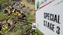Para pebalap beristirahat jelang SS 3 dalam Indonesian Enduro Series di lintasan perkebunan teh KTH Bike Park, Puncak, Bogor, (29/5/2016). (Bola.com/Arief Bagus)