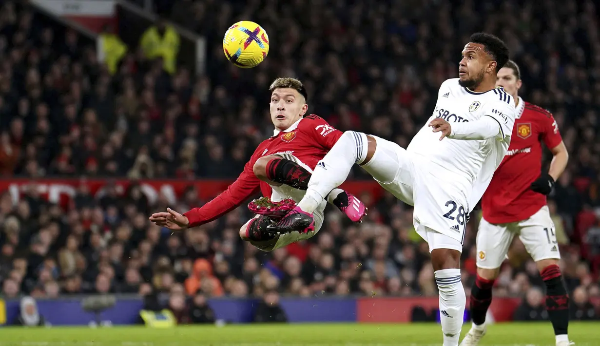 Pemain Leeds United, Weston McKennie, berebut bola dengan pemain Manchester United, Lisandro Martinez pada laga Liga Inggris di Stadion Old Trafford, Rabu (8/2/2023). (Martin Rickett/PA via AP)