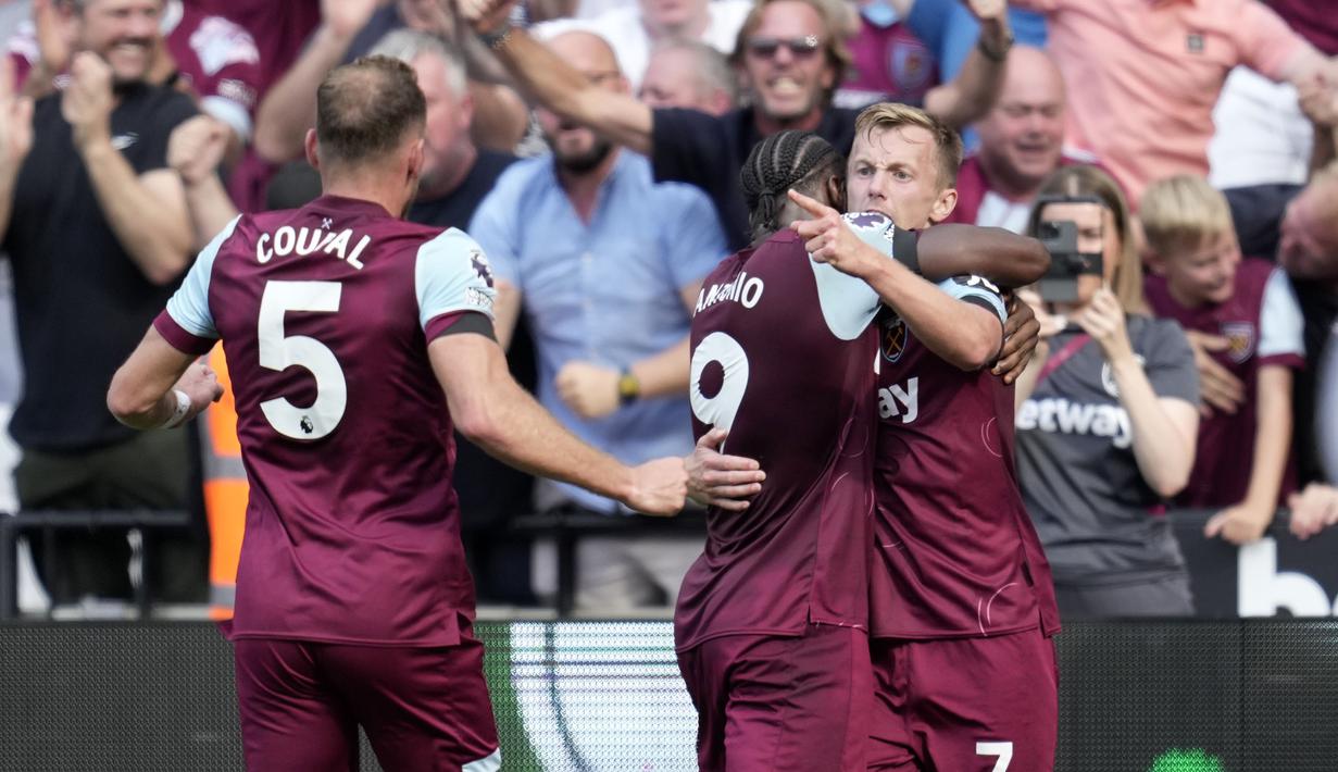 Selebrasi gelandang West Ham United, James Ward-Prowse (kanan) setelah menjebol gawang Manchester City pada laga pekan kelima Premier League 2023/2024 di London Stadium, London, Sabtu (16/9/2023) malam WIB. (AP Photo/Kin Cheung)