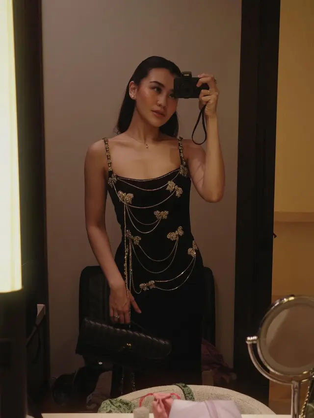 Elegan Serba Hitam, Gaya Aaliyah Massaid di Pernikahan Anak Pemilik Krisna Bali, Makin Mewah dengan Slit Dress dan Tas Rp52 Juta-an