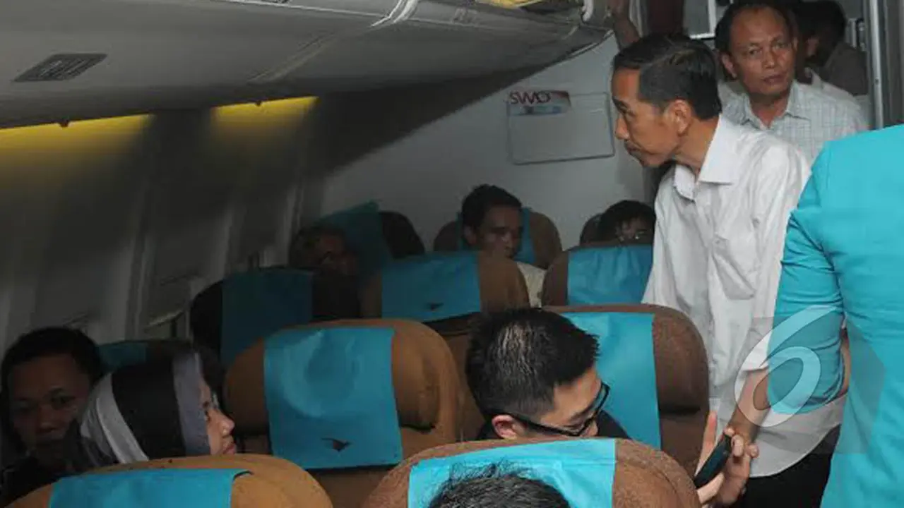 Pulang Kampanye dari Papua, Jokowi Naik Pesawat Ekonomi