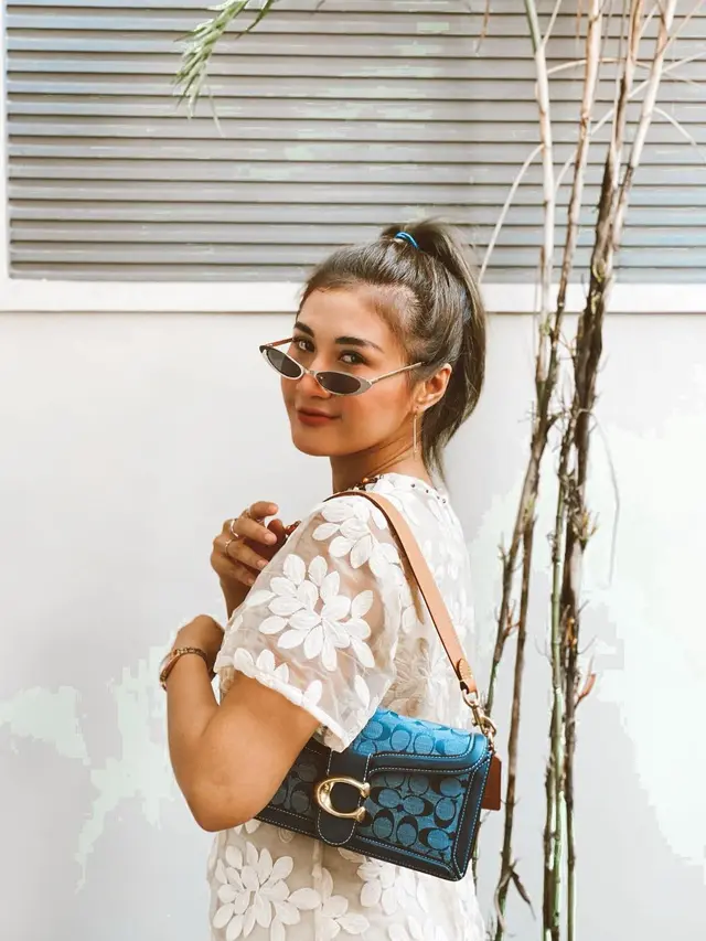 7 Gaya Camelia Putri Tampil Keren dengan Kacamata Ini Stylish Banget
