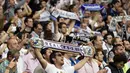 Para suporter Real Madrid merayakan keberhasilan tim kesayangannya menaklukan Manchester City pada semifinal Liga Champions. Partai puncak menghadapi Atletico akan dihelat di San Siro, 28 Mei 2016. (AFP/Gerard Julien)