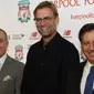   Pelatih baru Liverpool, Jurgen Klopp (tengah) didampingi oleh direktur Liverpool Ian Ayre saat konferensi pers di Anfield, Liverpool, Jumat (9/10/2015). Klopp dikontrak dengan durasi tiga tahun.. (AFP PHOTO/PAUL ELLIS)