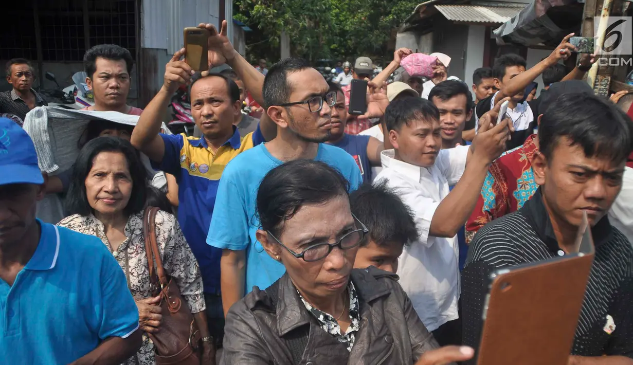 Warga sekitar Puri Cikeas bersiap menyambut iring-iringan kepergian jenazah Ani Yudhoyono menuju TMP Kalibata, Bogor, Jawa Barat, Minggu (2/6/2019). Ani Yudhoyono dimakamkan secara militer. (Liputan6.com/Immanuel Antonius)
