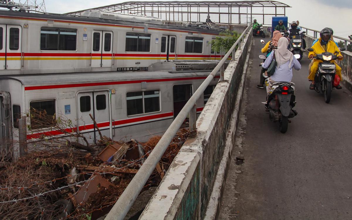 FOTO: Gerbong KRL Tak Terpakai Bertumpuk di Depok Picu Rasa Penasaran Warga