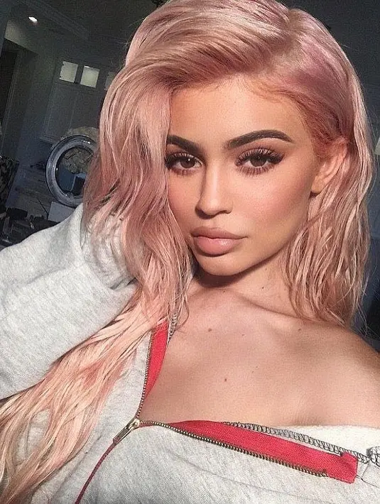 Jika Kim Kardashian baru saja mengecat rambutnya menjadi pink, Kylie Jenner sudah mengunggah gaya serupa di akun Instagramnya terlebih dahulu. (instagram/kyliejenner)