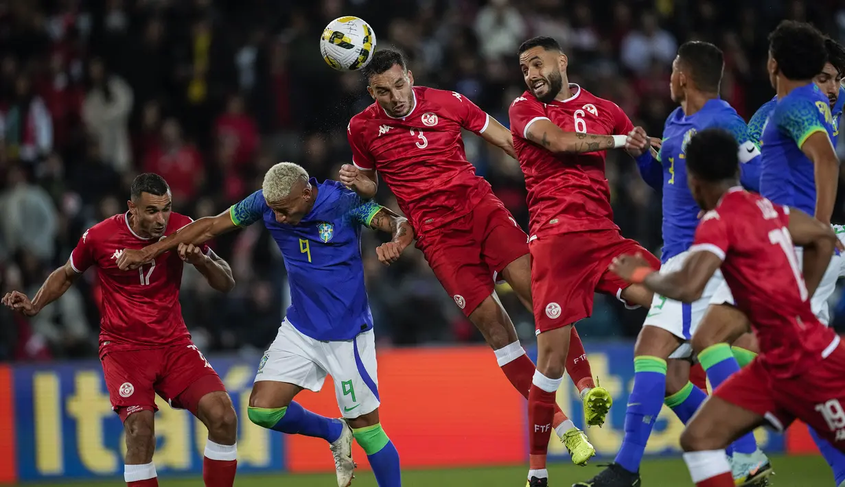 Di luar dugaan, Tunisia mampu menyamakan skor 1-1 tujuh menit kemudian. Gol dicetak juga lewat sundulan kepala yang dilesakkan Montassar Talbi usai menerima umpan tendangan bebas Anis Slimane. (AP/Christophe Ena)