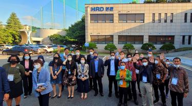 Menteri PUPR Basuki Hadimuljono menemui 25 pegawainya yang dikirim ke Korea Selatan untuk program pelatihan, perencanaan dan pembangunan kota pintar (smart city) di Indonesia. (Dok Kementerian PUPR)