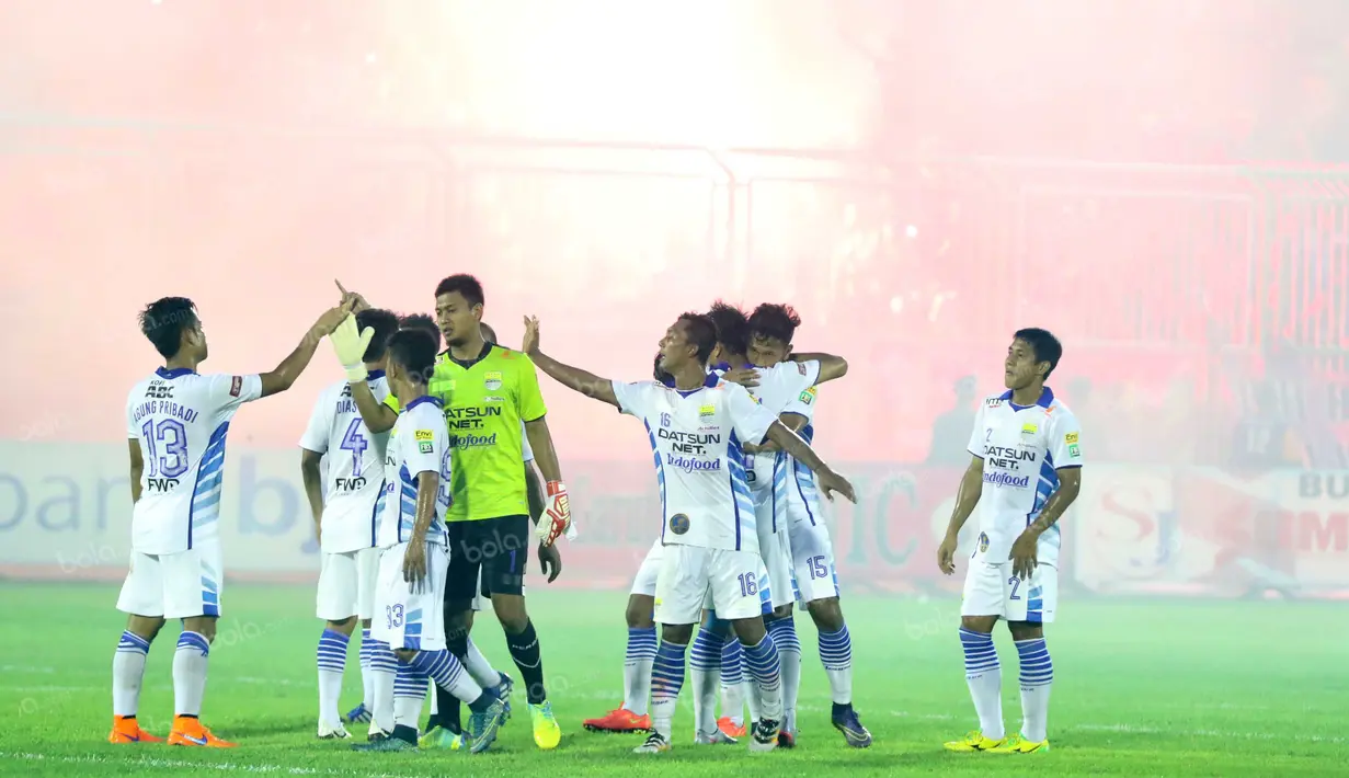 Para Pemain Persib Bandung merayakan kemenangan atas PSGC Ciamis sekaligus menjadi juara pada laga persahabatan turnamen Segi Tiga di Stadion Galuh, Ciamis, Minggu (10/4/2016). (Bola.com/NIcklas Hanoatubun)