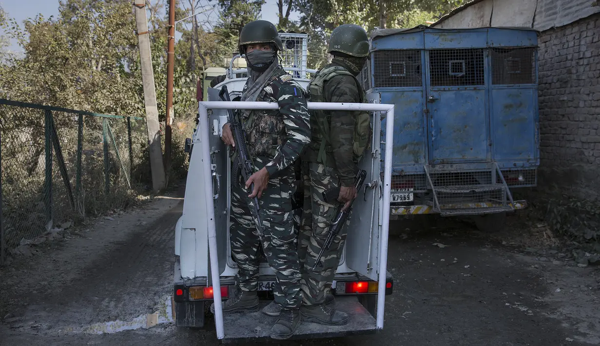 Pasukan paramiliter India berjaga di sebuah kendaraan dekat lokasi baku tembak di kota Srinagar, ibu kota musim panas Kashmir yang dikuasai India, pada 12 Oktober 2020. Dua militan tewas dalam baku tembak dengan pasukan pemerintah di wilayah Kashmir yang dikuasai India. (Xinhua/Javed Dar)