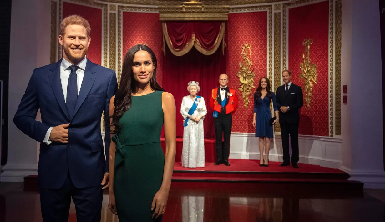 Patung lilin Pangeran Harry dan Meghan Markle dipindahkan dari barisan patung Keluarga Kerajaan Inggris di Madame Tussauds London, Kamis (9/1/2020). Penarikan itu sebagai tanggapan atas pengumuman pasangan itu mundur sebagai anggota senior keluarga kerajaan Inggris. (Victoria Jones/PA via AP)