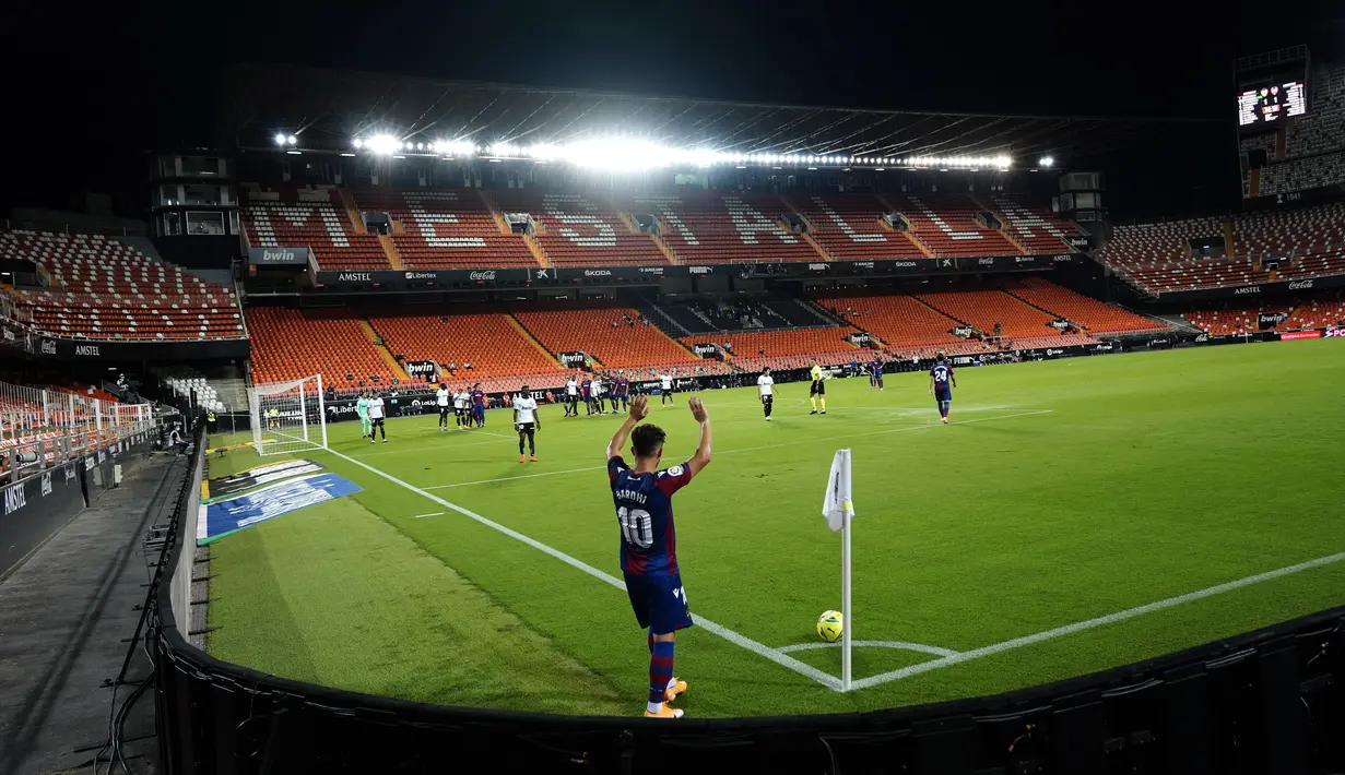 Pemain Levante, Enis Bardhi melakukan tendangan sudut saat bertanding melawan Valencia pada pertandingan La Liga Spanyol di Stadion Mestalla di Valencia, Spanyol, Minggu, (13/9/2020). Valencia menang telak 4-2. (AP Photo/Alberto Saiz)