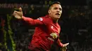 <p>Alexis Sanchez. Manchester United harus mengeluarkan 34 juta euro atau setara Rp532 miliar ditambah Henrikh Mkhitaryan untuk mendatangkan striker Cile ini dari Arsenal di tengah musim 2017/2018. Hanya bertahan 1,5 musim dan tampil dalam 45 laga dengan torehan 5 gol dan 9 assist, MU lalu meminjamkannya ke Inter Milan pada 2019/2020 yang akhirnya dipermanenkan secara gratis di musim berikutnya. (AFP/Oli Scarff)</p>