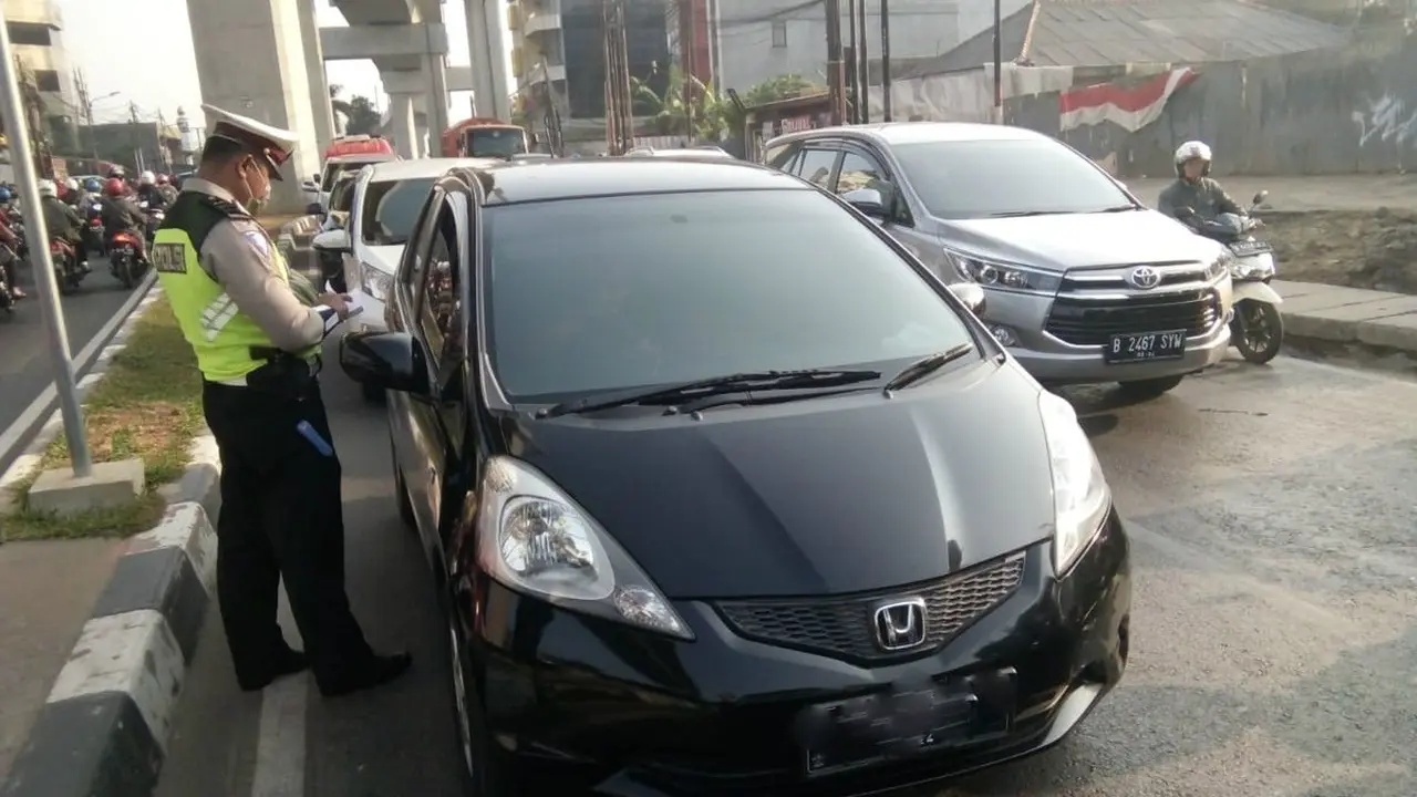 Polisi menindak pelanggar sistem ganjil genap di Jalan Fatmawati, Jaksel, Senin (9/9/2019). (Twitter @TMCPoldaMetro)