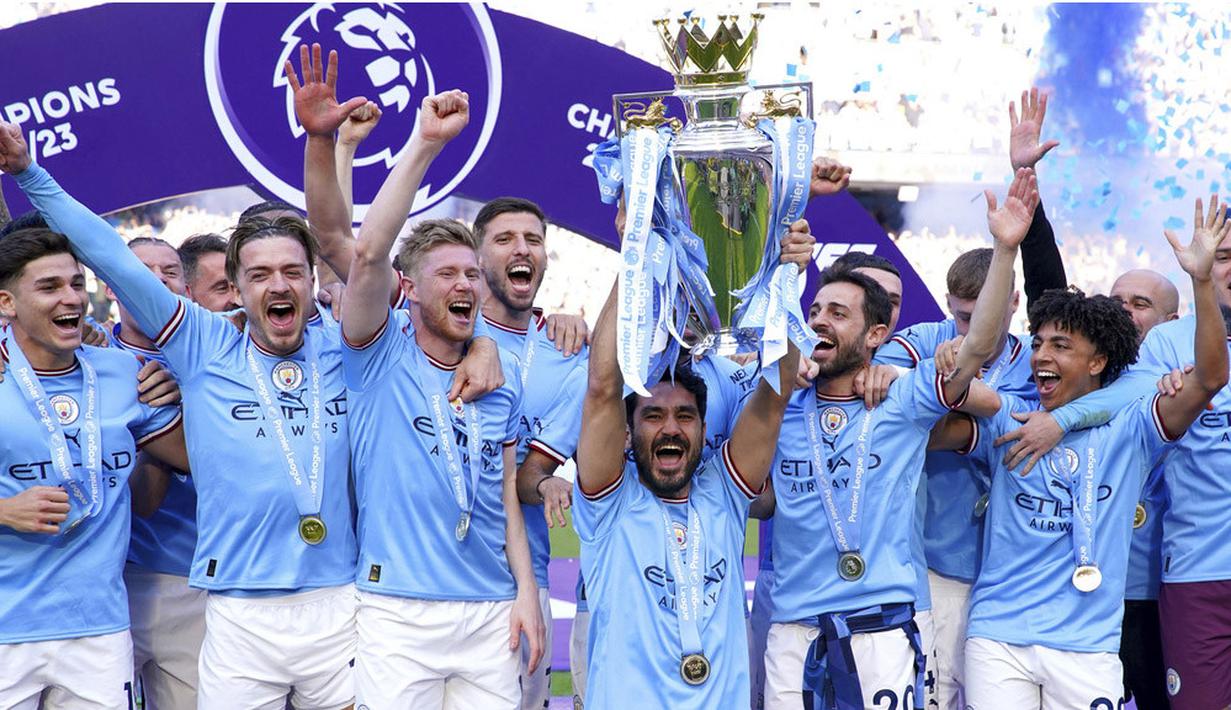 Pemain Manchester City, Ilkay Gundogan, mengangkat trofi setelah memastikan diri menjadi juara Liga Inggris di Stadion Etihad, Manchester (21/5/2023). (AP Photo/Jon Super)