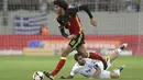 Aksi Marouane Fellaini (kiri) melewati adangan pemain Yunani, Sokratis Papastathopoulos pada laga grup H kualifikasi Piala Dunia 2018 di Georgios Karaiskakis Stadium, Piraeus port, Yunani, (3/9/2017). Belgia menang 2-1. (AP/Thanassis Stavrakis)