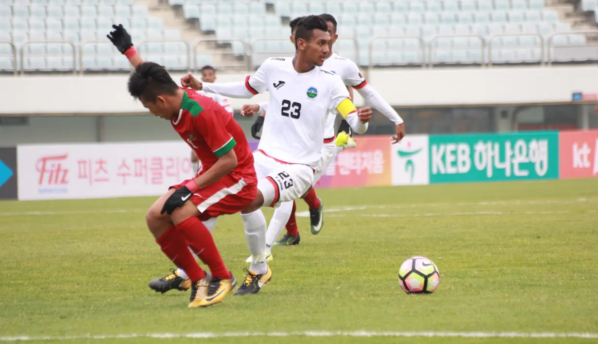 Pemain Timnas Indonesia U-19, Witan Sulaeman (kiri) gagal melewati adangan Timor Leste pada laga Kualifikasi Piala Asia 2017 di Stadion Paju Public, Korea Selatan, 2/11/2017). Indonesia menang 5-0. (PSSI/Bandung Saputra)