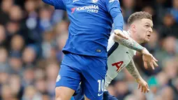 Pemain Chelsea Eden Hazard berebut bola dengan pemain Tottenham Hotspur Kieran Trippier saat pertandingan Liga Inggris di Stamford Bridge, London (4/1). Chelsea harus menelan kekalahan di kandang sendiri dengan skor 1-3. (AP Photo / Frank Augstein)