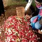 Aktivis perempuan Bengkulu mengecak aksi pura pura gila yang dilakukan Ryan Helmi dokter yang menembak mati istrinya  (Liputan6.com/Yuliardi Hardjo)
