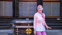 Liburan di Tokyo, Jepang, Syahrini memancarkan pesona cantiknya dalam balutan busana stylish. Pelantun lagu 'Sesuatu' ini memberikan vibe ala cewek kue dengan balutan hijab, cardigan, celana, dan tas warna pink. (Instagram/princessyahrini)