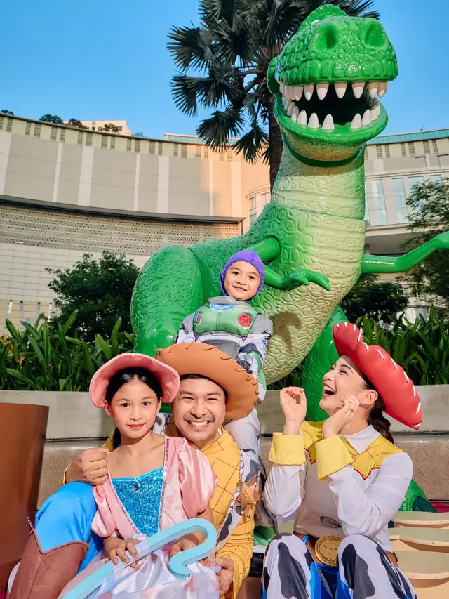 Sambut Toy Story 5, Keluarga Chelsea Olivia dan Glenn Alinskie Kompak Cosplay Jadi Karakter Woody hingga Jessie