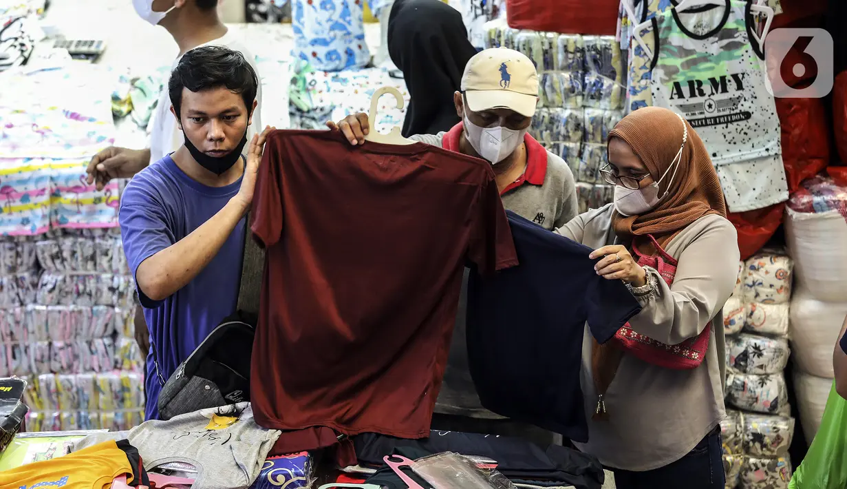 <p>Para pembeli memilih pakaian di Pasar Cipulir, Jakarta Selatan, Rabu (27/4/2022). Jelang Hari Raya Idul Fitri 1443 H, pembelian pakaian di Pasar Cipulir mengalami peningkatan, terutama pakaian muslim dan anak-anak. (Liputan6.com/Johan Tallo)</p>