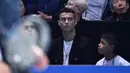 Cristiano Ronaldo bersama sang kekasih, Georgina Rodriguez dan anaknya, Cristiano Jr menyaksikan petenis Serbia, Novak Djokovic menghadapi John Isner dari AS pada laga tenis dunia, ATP Finals 2018, di O2 Arena, London, Senin (12/11). (Glyn KIRK/AFP)