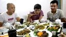 Foto pada 24 Agustus 2018 menunjukkan pelanggan menyantap olahan daging ular di sebuah restoran khusus provinsi Yen Bai. Para pemburu ular di Vietnam meyakini bahwa daging ular, dapat meningkatkan kesehatan serta kekuatan tulang. utama. (AFP/Nhac NGUYEN)