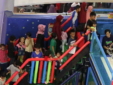 Pengunjung antre untuk bermain di wahana permainan di pusat perbelanjaan Depok, Jawa Barat Sabtu (29/12). Libur Natal dan Tahun Baru dimanfaatkan sebagian warga dengan mengunjungi pusat perbelanjaan bersama keluarga. (Liputan6.com/Immanuel Antonius)