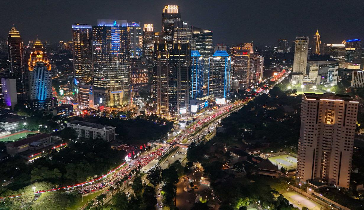 Foto udara memperlihatkan suasana malam gedung-gedung bertingkat di kawasan Sudirman, Jakarta, Selasa (7/4/2026). Gubernur DKI Jakarta Pramono Anung mengatakan, pada Sabtu 4 April 2026, akan mewajibkan gedung dengan ketinggian lebih dari empat lantai untuk terhubung dengan kamera pengawas (CCTV) milik pemerintah provinsi. (merdeka.com/Arie Basuki)