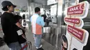 Calon penumpang antre saat membeli kartu Single Journey Trip (SJT) sebelum menaiki kereta Light Rail Transit (LRT) Jakarta di Stasiun Velodrome, Jakarta, Minggu (1/12/2019). (merdeka.com/Iqbal S. Nugroho)