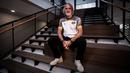 <p>Pelatih Dewa United, Jan Olde Riekerink berpose di depan fotografer setelah melakukan sesi wawancara di basecamp Dewa United, Pagedangan, Tangerang, Selasa (18/07/2023). (Bola.com/Bagaskara Lazuardi)</p>