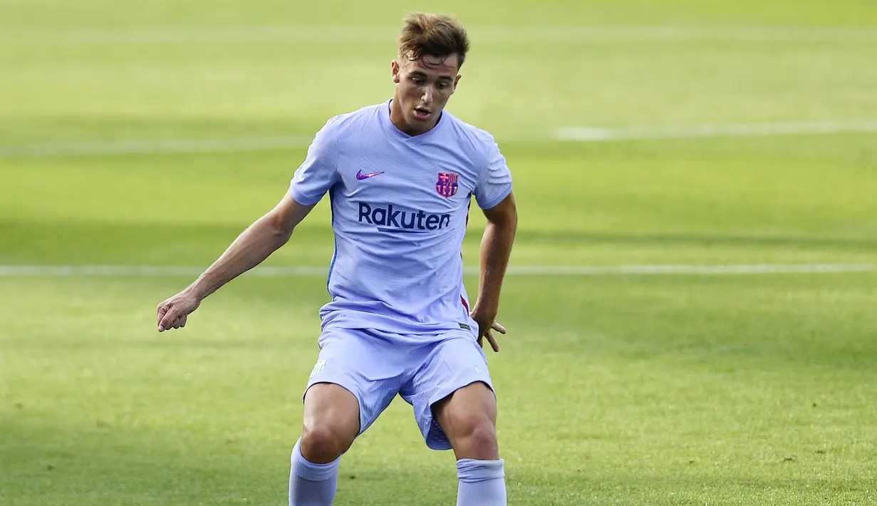 Nico Gonzalez - Nama pemain muda ini mulai ramai diperbincangkan sebagai calon penerus Sergio Busquets di posisi gelandang bertahan Barcelona. Nico memiliki banyak kemiripan dengan seniornya itu, mulai dari postur tubuh, posisi hingga cara bermain. (AFP/Pau Barrena)
