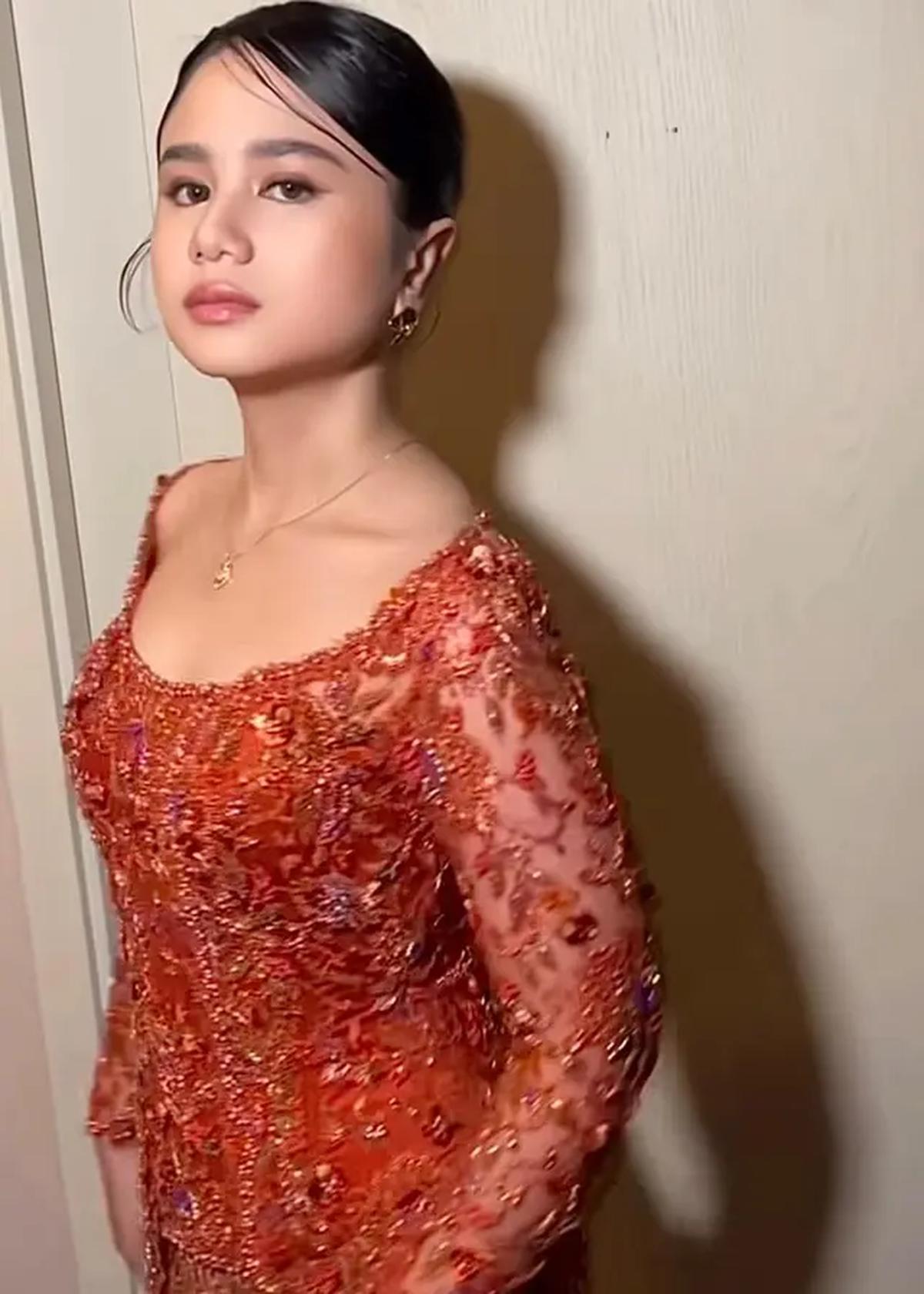 Lihat di sini tampilan Tissa Biani dalam balutan kebaya merah. [@tissabiani].