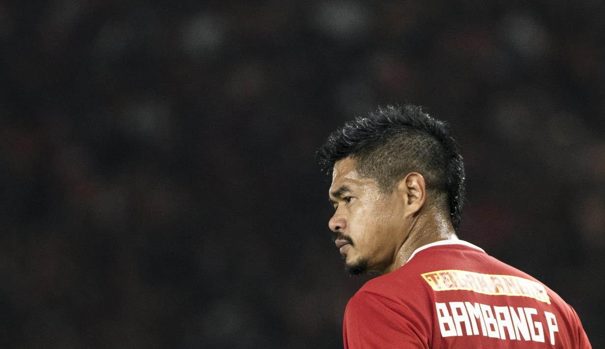 Striker Persija Jakarta, Bambang Pamungkas, saat melawan Persebaya Surabaya pada laga Liga 1 di SUGBK, Jakarta, Selasa (17/12). Persija kalah 1-2 dari Persebaya. (Bola.com/Vitalis Yogi Trisna)