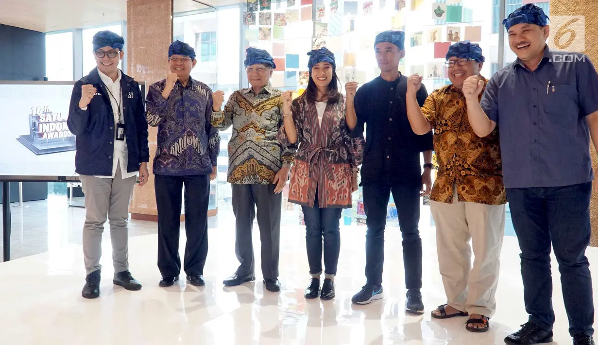 Penerima apresiasi Semangat Astra Terpadu Untuk Indonesia (SATU Indonesia) Awards 2018 Narman (ketiga kanan) foto bersama para juri SATU Indonesia Awards 2019 dengan mengenakan ikat kepala khas Baduy, Jakarta, Senin (11/3).(Liputan6.com/HO/Eko)