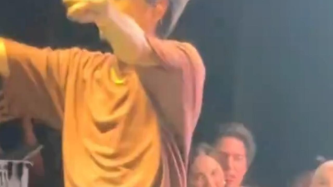 Jadi Sorotan, 7 Potret El Rumi Bucin Banget Kepada Syifa Hadju di Konser Sheila on 7