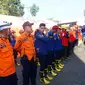 Para petugas tim gabungan siap melakukan pembersihan material lumpur di area terdampak banjir bandang Garut, Jawa Barat, (15/7/2022) lalu. (Liputan6.com/Jayadi Supriadin)