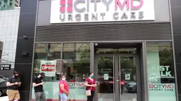 Sejumlah orang menunggu di luar sebuah klinik untuk tes COVID-19 di New York, 8 Juli 2020. Jumlah kasus COVID-19 di AS telah melampaui angka 3 juta pada Rabu (8/7), tepatnya 3.009.611 kasus hingga pukul 11.34 waktu setempat, menurut lembaga CSSE di Universitas Johns Hopkins. (Xinhua/Wang Ying)