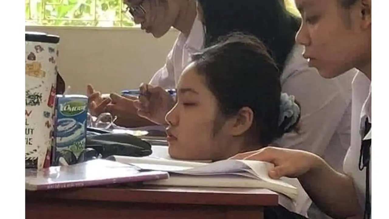6 Posisi Tidur Murid saat di Kelas Ini Bikin Mikir Keras
