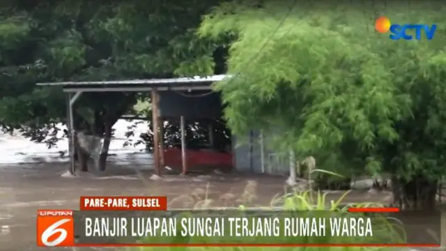 Derasnya banjir membuat warga kesulitan menyelamatkan harta benda mereka.