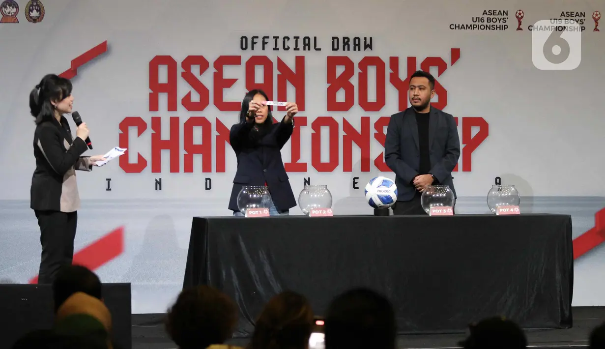 Anggota Exco PSSI Vivin Cahyani (tengah) saat melakukan pengundian atau pembagian grup untuk ajang Piala AFF U-16 dan Piala AFF U-19 di SCTV TOWER, Jakarta, Kamis (30/5/2024). (Liputan6.com/Herman Zakharia)