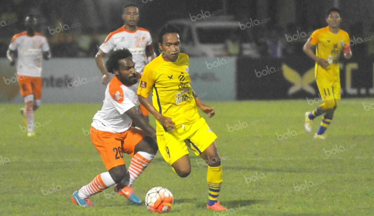 Pemain Gresik United, Yusuf Effendi (kanan), berusaha melewati pemain Perseru Serui dalam laga Torabika Soccer Championship presented by IM3 Ooredoo di Stadion Tridarma, Gresik, Sabtu (7/5/2016). (Bola.com/Fahrizal Arnas)