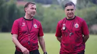 Pelatih Persija Jakarta, Thomas Doll (kiri), ketika memimpin latihan Macan Kemayoran di Nirwana Park, Bojongsari, Selasa (24/5/2022). (Dok. Persija)