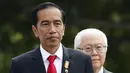 Presiden Jokowi (depan) berjalan ditemani Presiden Singapura, Tony Tan di Istana Kepresidenan Singapura, Selasa, (28/7/2015). Jokowi ingin meningkatkan hubungan bilateral khususnya di bidang ekonomi dengan Singapura. (REUTERS/Edgar Su)