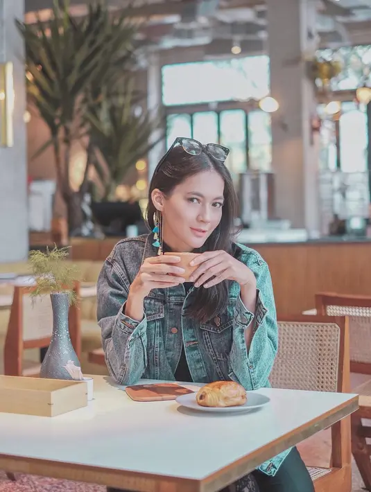 "Presiden jomblo menampakan pasangan ahahahah 😂😂," tulis sofaria31. "Citcuit , akhirnya go publik yes? Smg langgeng trs. Amin 🙏✌️," tulis akhyarmuhayar. "Dihalalin bang, jangn cuma diumpetin," tulis risa_rahmasari. (Instagram/paula_verhoeven)